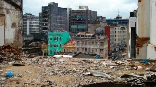 Edifício 43-57, vista preservada para a área do comércio, promovendo no nível da rua do Taboão (de cima) um Boulevard