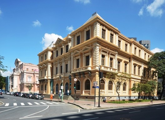 Antiga Secretaria das Finanças (posterior Secretaria da Fazenda e atual Memorial Minas Gerais Vale); à esquerda, antiga Secretaria do Interior (posterior Secretaria da Educação e atual Museu das Minas e Metais), Praça da Liberdade, Belo Horizonte