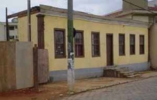 Fachada frontal do primeiro hospital de Viçosa/MG após a demolição parcial, nov. 2003