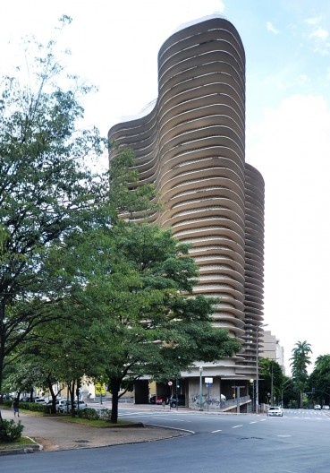 Edifício Niemeyer, visto da face sul da Praça da Liberdade, de frente ao antigo Palácio do Governo do Estado, Belo Horizonte
