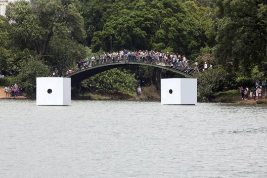 Guto Lacaz, “OFNI – objeto flutuante não identificado”, Lago do Parque do Ibirapuera, São Paulo, 2012