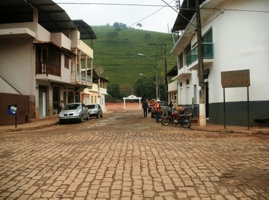 Ao fundo, a Praça Manoel Lino Mol após a passagem da lama