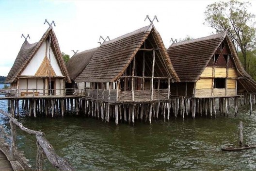 Vila em palafitas, onde usavam treliça madeira em forma rudimentar para construir palafitas, Alemanha