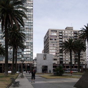 Mauro Ferreira junto ao portão de entrada das antigas fortificações do porto de Montevidéu