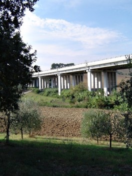 Infraestrutura viária e a sua interferência na paisagem: aqui uma barreira visual.