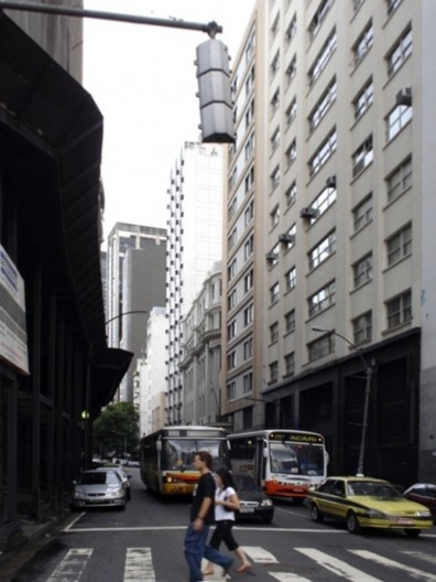 Rua 1º de Março, trilha no século 17, se torna local predileto dos mercadores e, no século 18, já era uma das ruas de mais movimento na cidade. A partir dela, várias outras ruas surgiram