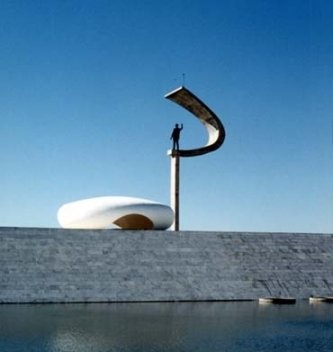 Brasília, a capital, e Oscar Niemeyer, o autofágico