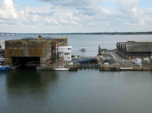 O bunker 2 e ao fundo o estuário do Rio Loire, vistos do topo do bunker 1