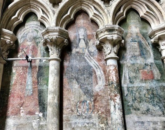 Catedral de Amiens, restos das preservadas pinturas originais que não foram tocadas pela mão de Violet-le-Duc