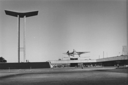 Helio Ribas e Marcos Konder. Monumento aos Mortos na Segunda Guerra Mundial