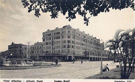 Cartão postal do conjunto de hotéis na orla do Gonzaga, Santos SP Brasil