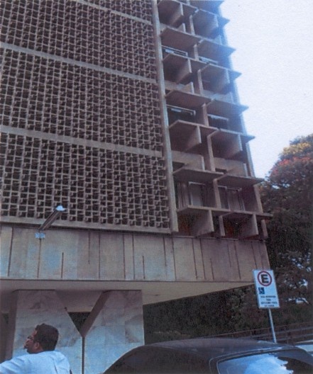 Cobogó na fachada de serviços do bloco 206, Super Quadra Norte Brasília - DF