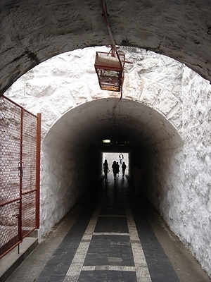 Vista interna da passagem subterrânea com destaque para o acesso à estação