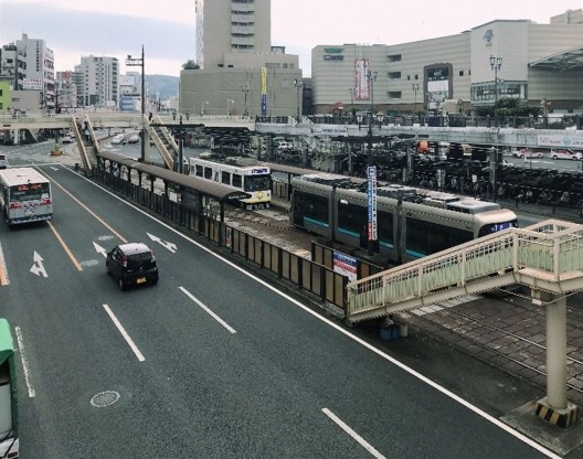 Estação do trem de superfície em Nagasaki, Japão