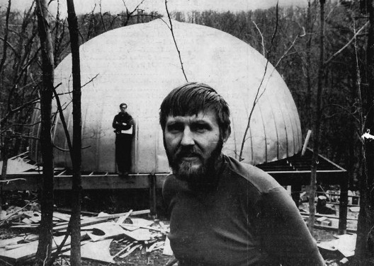 Stan VanDerBeek na frente, Buckminster Fuller atrás e Movie Drome ao fundo, Stony Point, Nova York, 1965