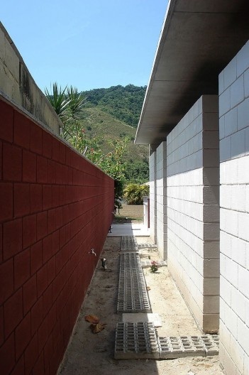 Residência em Guaecá, São Sebastião SP Brasil, 2006. Arquitetos Henrique Fina, Luis Mauro Freire e Maria do Carmo Vilariño (autores) / Projeto Paulista