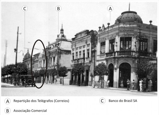 Praça São Salvador, com edifício dos Correios em destaque e sobrados ecléticos destacados pela elipse