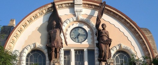 Detalhe do frontispício posteriormente incluído na fachada oeste do edifício