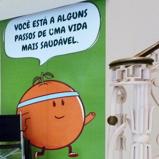 “Você está a alguns passos de uma vida mais saudável”, diz o cartaz, mas a situação aponta para o contrário da mensagem