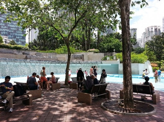 KLCC Park, sombra junto ao espelho d’água. Kuala Lumpur