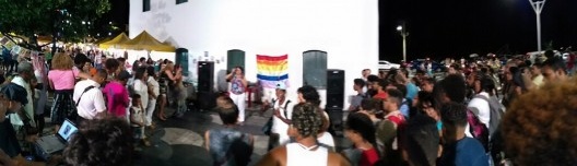 Ativista discursa durante evento #oCUpaDINHA no Largo de Santana