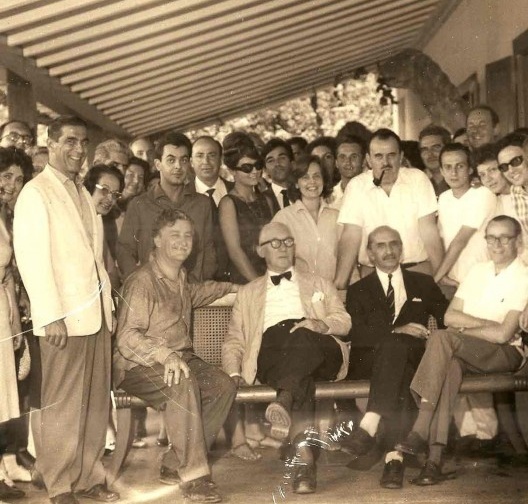Em destaque, a partir da esquerda: Ary Garcia Roza, em pé, e Burle Marx, Le Corbusier e Lucio Costa, sentados