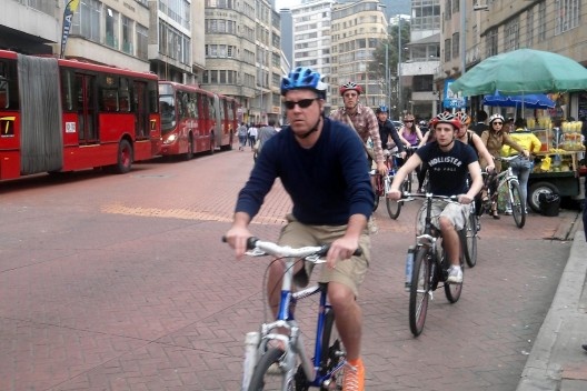 Ciclistas no Eje Ambiental, Avenida Jiménez de Quesada