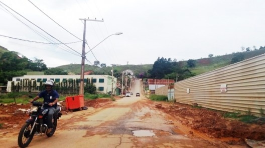 Falta de planejamento na criação de novas ruas sem calçada para pedestres, com pavimentação de baixa qualidade e sem a devida sinalização em Viçosa MG