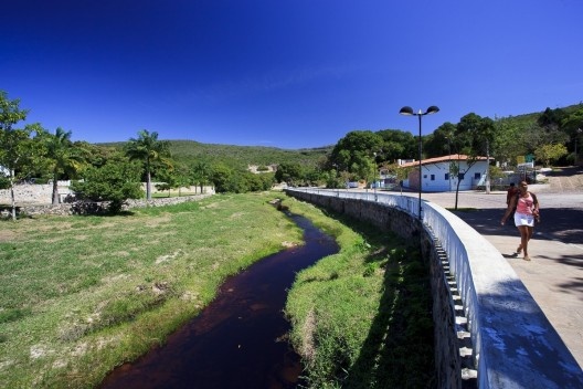 Atravessando a cidade, o Rio Lençóis é margeado pela Avenida Senhor dos Passos