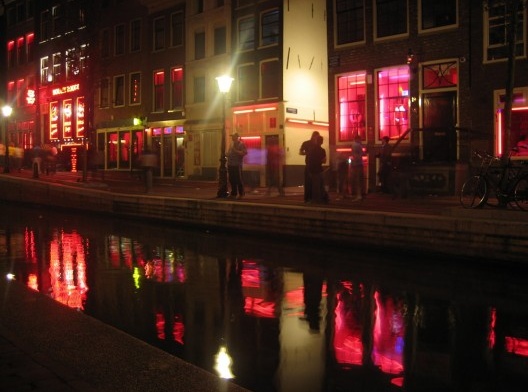 A noite do Red-Light district em Amsterdã, Holanda