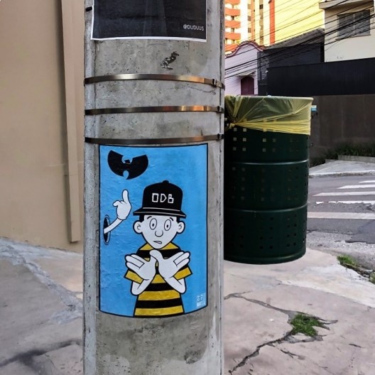 Mão branca anônima apontando o logo do grupo de hip-hop nova iorquino Wu-Tang Clan, jovem branco fazendo sinal do grupo