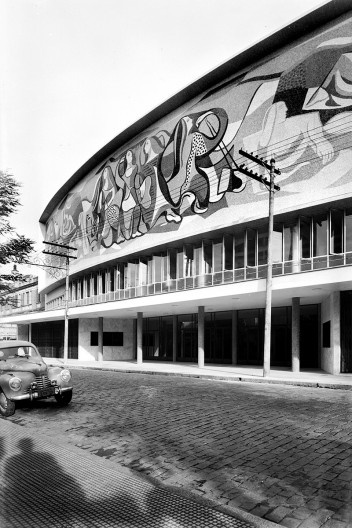 Teatro Cultura Artística, fachada com painel de Di Cavalcanti, São Paulo, 1949. Arquiteto Rino Levi