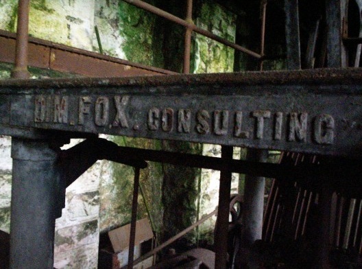 Situação de abandono em que se encontravam diversas instalações do segundo sistema funicular em 2007 e 2008