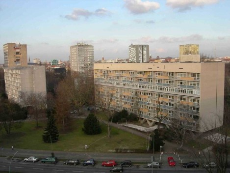 Vista aérea do Hansaviertel, com edifício de Oscar Niemeyer em primeiro plano, edifício de Egon Eiermann à esquerda e torres ao fundo
