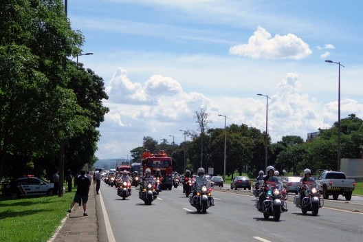 Enterro de Oscar Niemeyer, escolta de motocicletas reluzentes