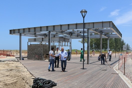 Requalificação urbana e ambiental da orla de Ilha Comprida, em obras, 2019. Arquitetos Marcos Boldarini e Lucas Nobre