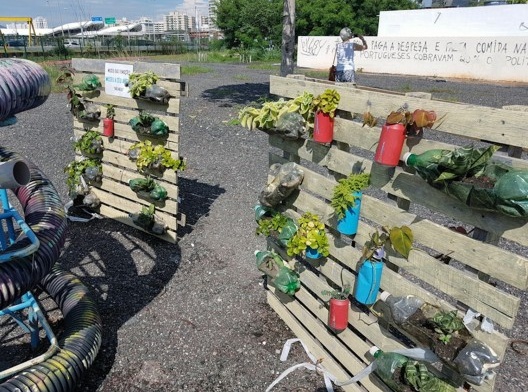 Instalação a céu aberto do Museu das Remoções na Vila Autódromo em 2017