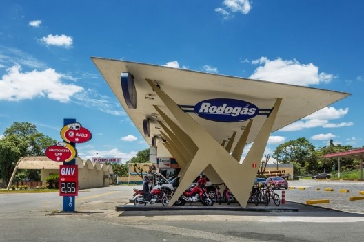Posto de combustível do Clube dos 500. Arquiteto Oscar Niemeyer