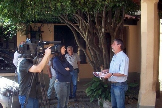Daniel Amor sendo entrevistado pela Record News na sede do Sasp