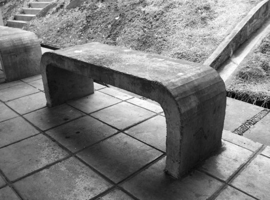 Vista geral do modelo do “banco original”, em concreto armado. Projeto de Ségio Zaratin e Willian Munford, de 1967. Localizado no campus da UFMS, em Campo Grande-MS