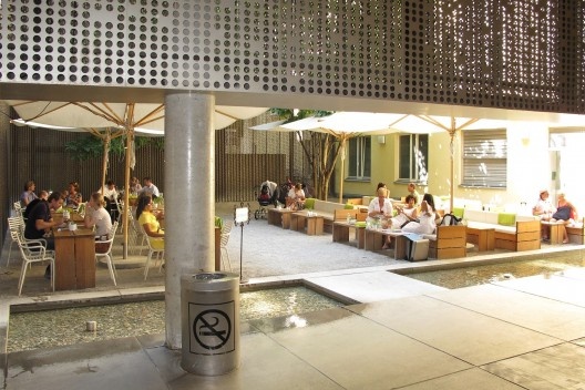 Restaurante instalado em área livre no Fünf Höfe