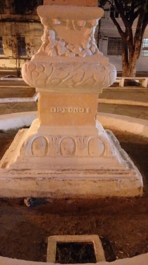 Obelisco Centenário da Independência com homenagem a D. Pedro I, na praça Dois Leões