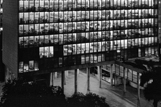 Ministério da Educação e Saúde Pública, Rio de Janeiro, 1945. Arquitetos Lúcio Costa, Oscar Niemeyer, Affonso Eduardo Reidy, Carlos Leão, Jorge Machado Moreira e Ernani Vasconcellos, consultoria de Le Corbusier