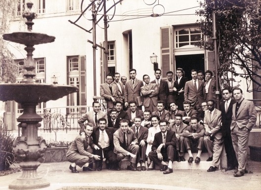 Rosa Klias (sentada), uma das duas únicas mulheres da turma formada em 1955 pela FAU USP, FAU Maranhão, São Paulo