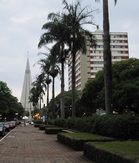 O bulevar que conduz ao centro cívico de Maringá, 2009