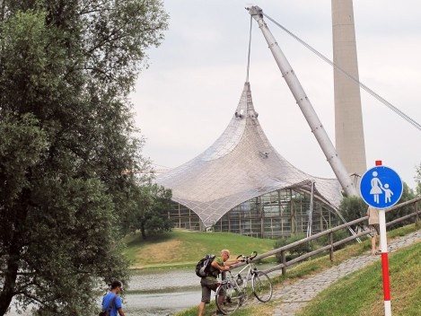 Conjunto do Parque Olímpico, década de 1970. Arquitetos Gunther Behnisch e Frei Otto