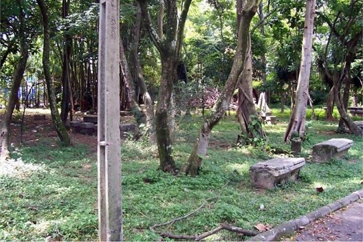 Interior da área de piquenique em 30 de março 2006. O desmonte se iniciaria na noite de 28 de abril de 2006