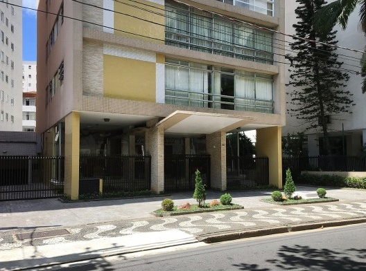 Edifício sobre pilotis, de 1965, com imperceptível diferença de nível entre térreo e calçada