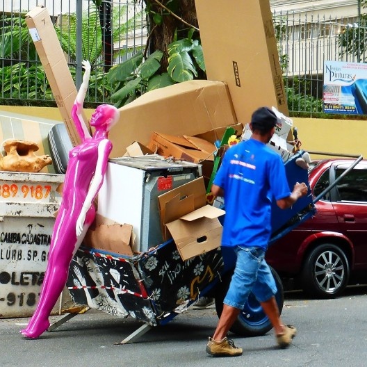 “Antônio, o catador” – todos o chamam assim, nome e profissão associados – a encontra momentos depois.