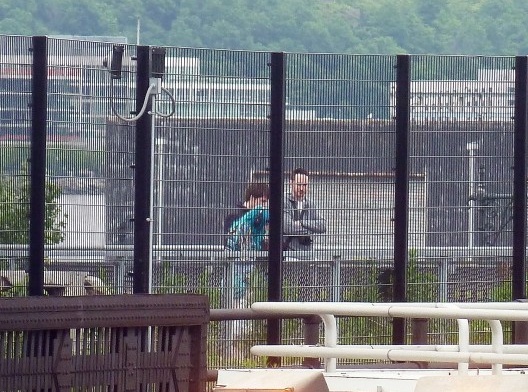 De repente, o contato inesperado com dois homens desconhecidos faz soar o sinal de alerta do detetive novato. O que está acontecendo?